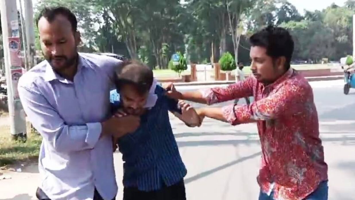 শাখা ছাত্রদলের এক নেতাকে বের করে দেওয়া হচ্ছে