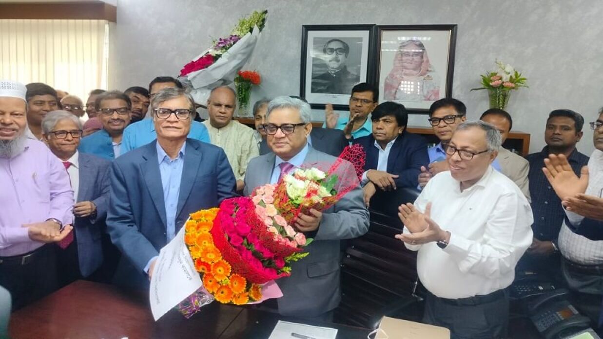 ঢাবি ২৯তম উপাচার্য হিসেবে দায়িত্ব নিলেন অধ্যাপক ড. এ এস এম মাকসুদ কামাল
