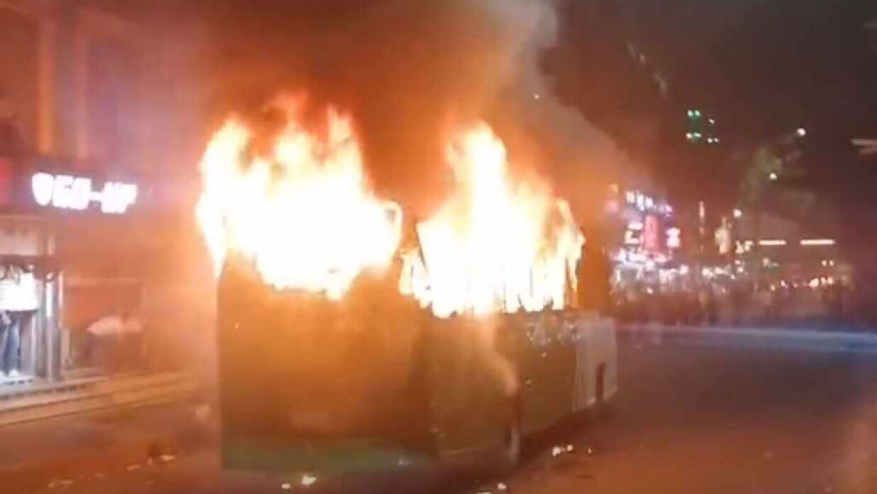 এলিফ্যান্ট রোডের মাল্টিপ্ল্যানের সামনে একটি বাসে আগুন জ্বলছে