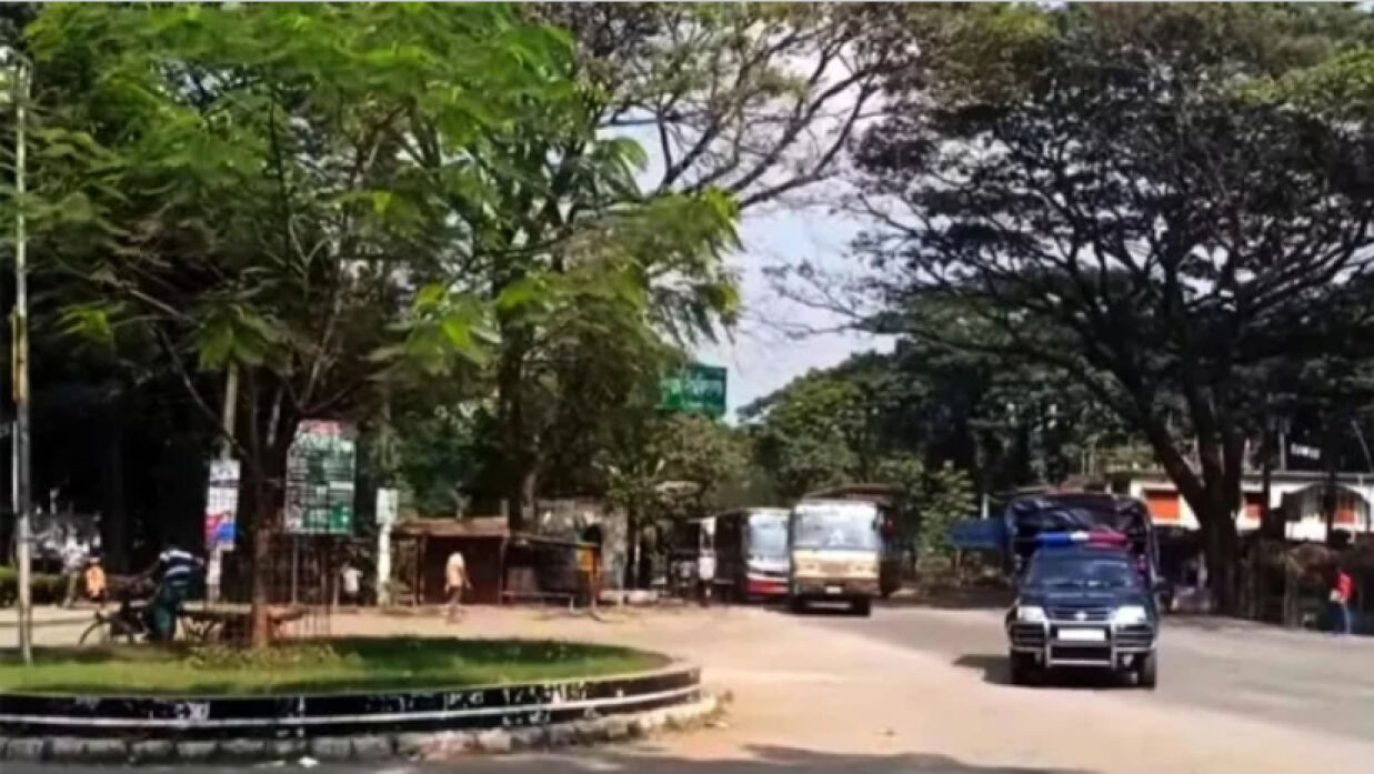 অবরোধে পুলিশ পাহারায় বিশ্ববিদ্যালয়ের বাস ক্যাম্পাসে প্রবেশ করে