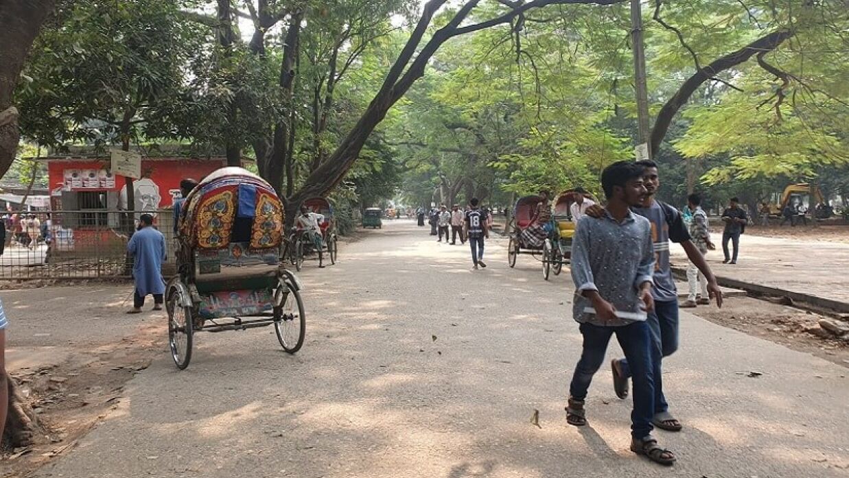ঢাবি ক্যাম্পাসে আজ রোববার শিক্ষার্থীদের উপস্থিতি রয়েছে চোখে পড়ার মতো