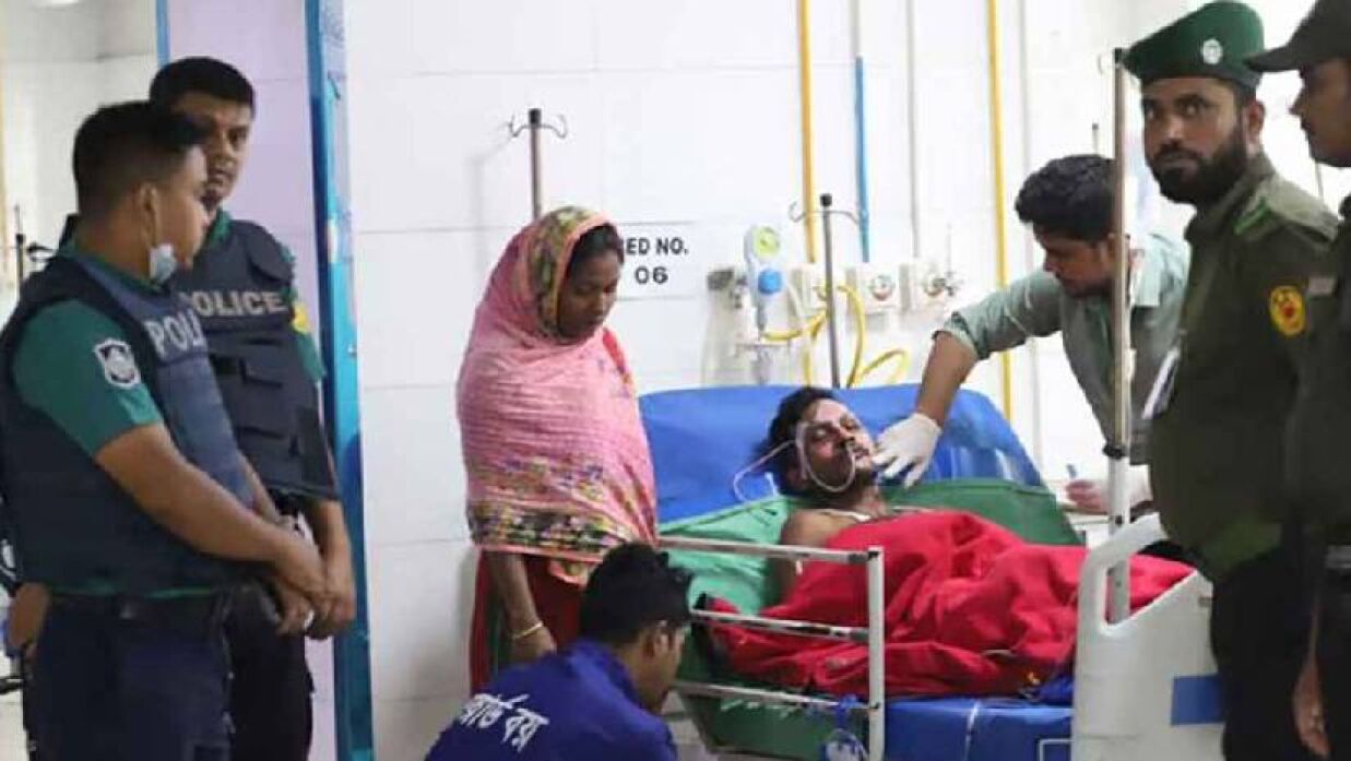 বনশ্রীতে বাসে পেট্রোল বোমা নিক্ষেপ