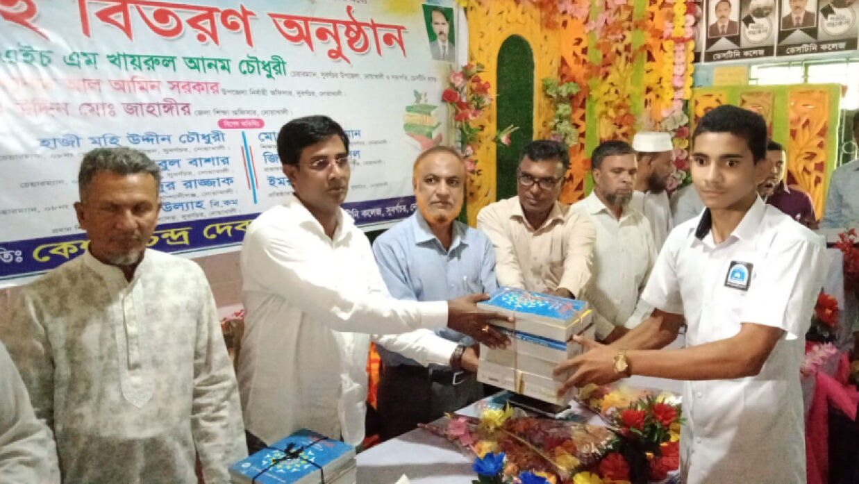 ১৩৬ শিক্ষার্থীকে বই উপহার দিলেন ইউপি চেয়ারম্যান