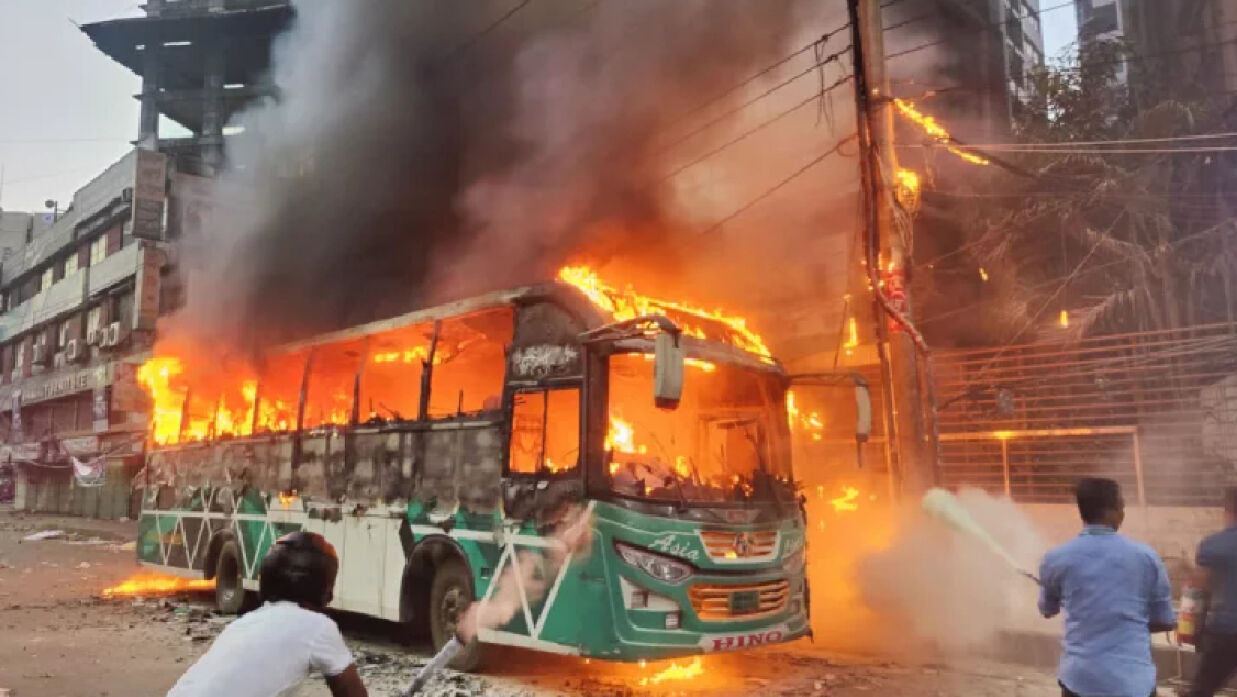 গাড়িতে অগ্নিসংযোগকারীদের ধরিয়ে দিলে ‘টাকা’ দেবে পুলিশ
