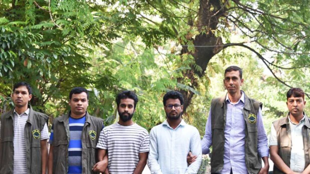 বাসে আগুন দেবার অভিযোগে আটক ব্যাক্তিরা 