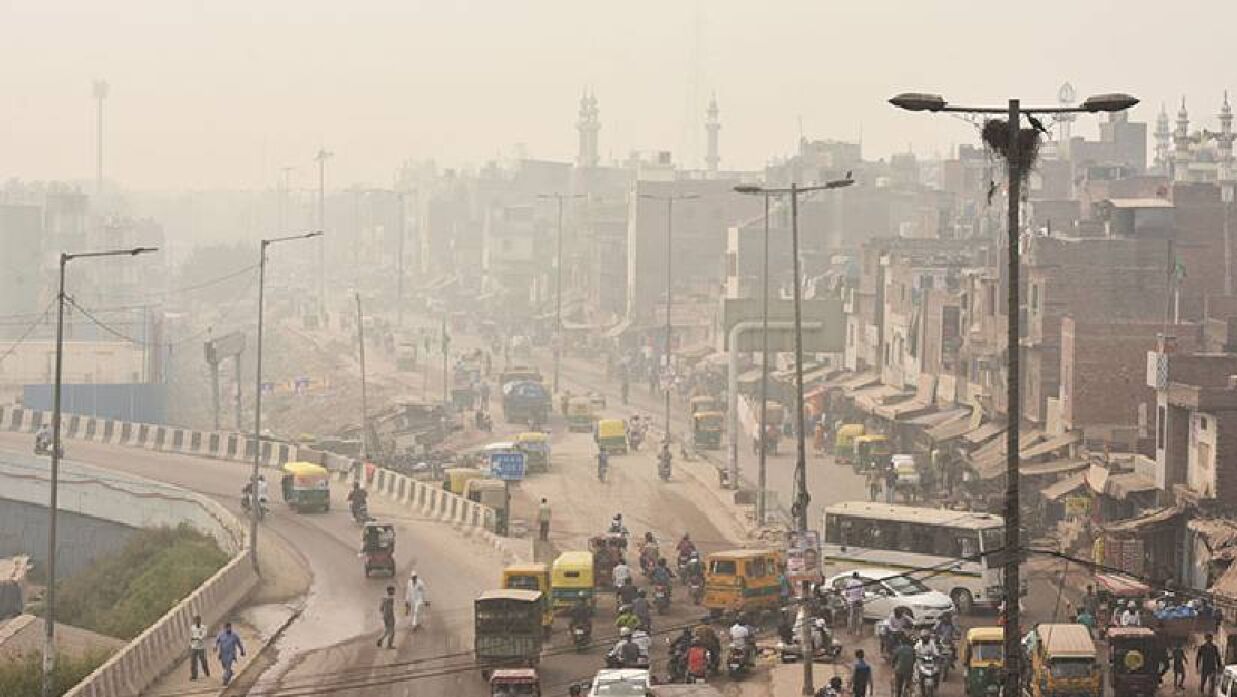 বায়ু দূষণের কবলে অচল দিল্লি শহর