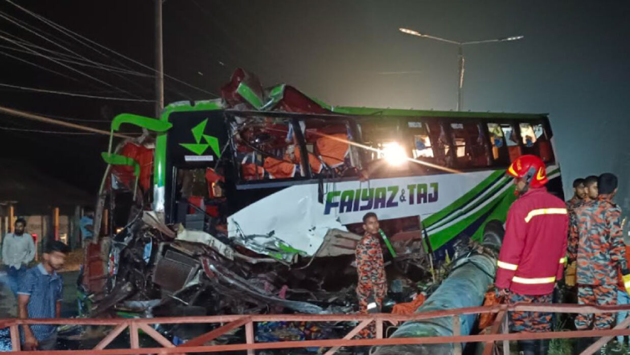 পিকআপকে ধাক্কা দিয়ে ডিভাইডারে বাস, নিহত ৪