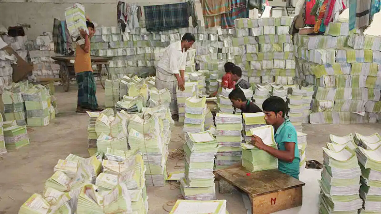 নতুন বই নিয়ে ব্যস্ত ছাপাখানার শ্রমিকরা