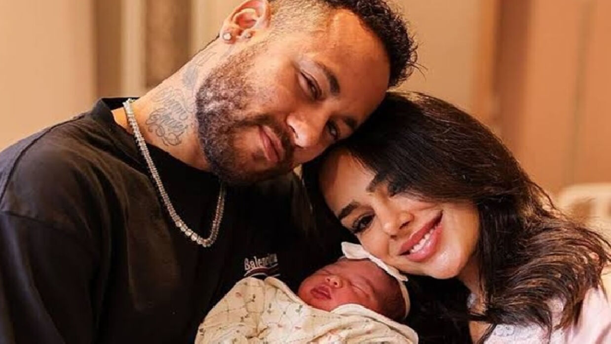 গত মাসের ৭ অক্টোবর নেইমারে মেয়ের জন্ম হয়েছে। সমাজিকমাধ্যমে নিজেদের ছবি পোস্ট করে এই খবর জানিয়েছিলেন নেইমার নিজেই।