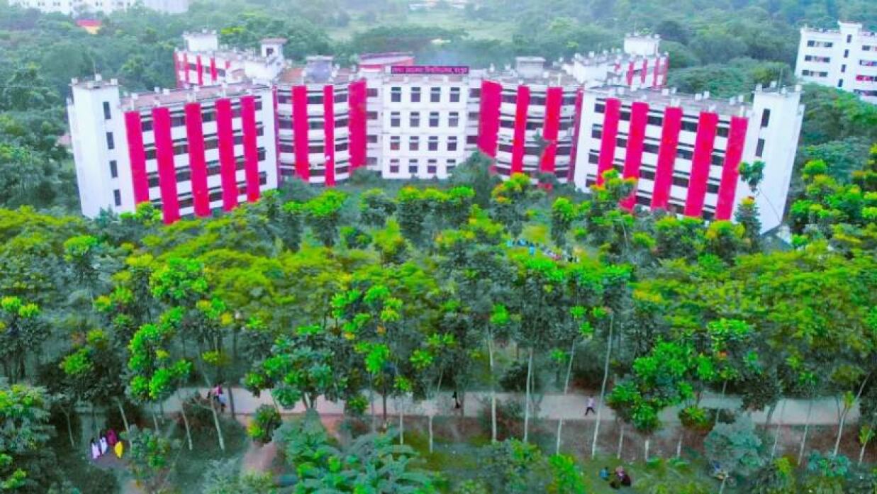 সবুজে আচ্ছাদিত বেগম রোকেয়া বিশ্ববিদ্যালয়