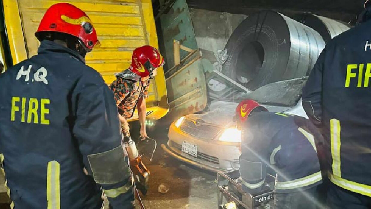 রাজধানীতে কাভার্ডভ্যানের নিচে প্রাইভেটকার, নিহত ১