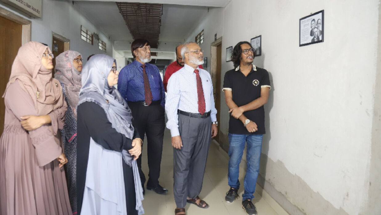 ইকোনমিস্ট কর্নার পরিদর্শন করছেন উপাচার্য, ট্রেজারারসহ বিভাগের শিক্ষকবৃন্দ