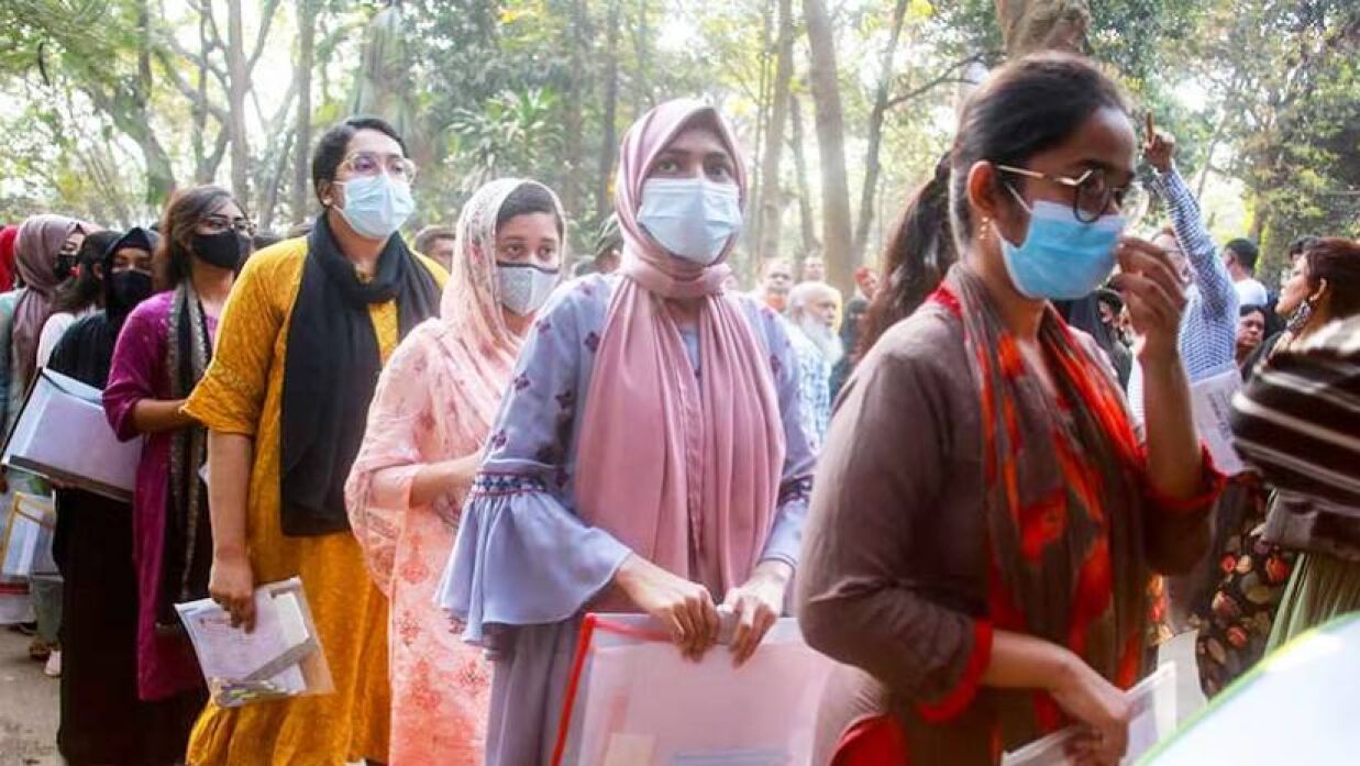 বিশ্ববিদ্যালয় ভর্তিতে ‘বয়সের বাধা’ তুলে দেওয়ার দাবি শিক্ষার্থীদের