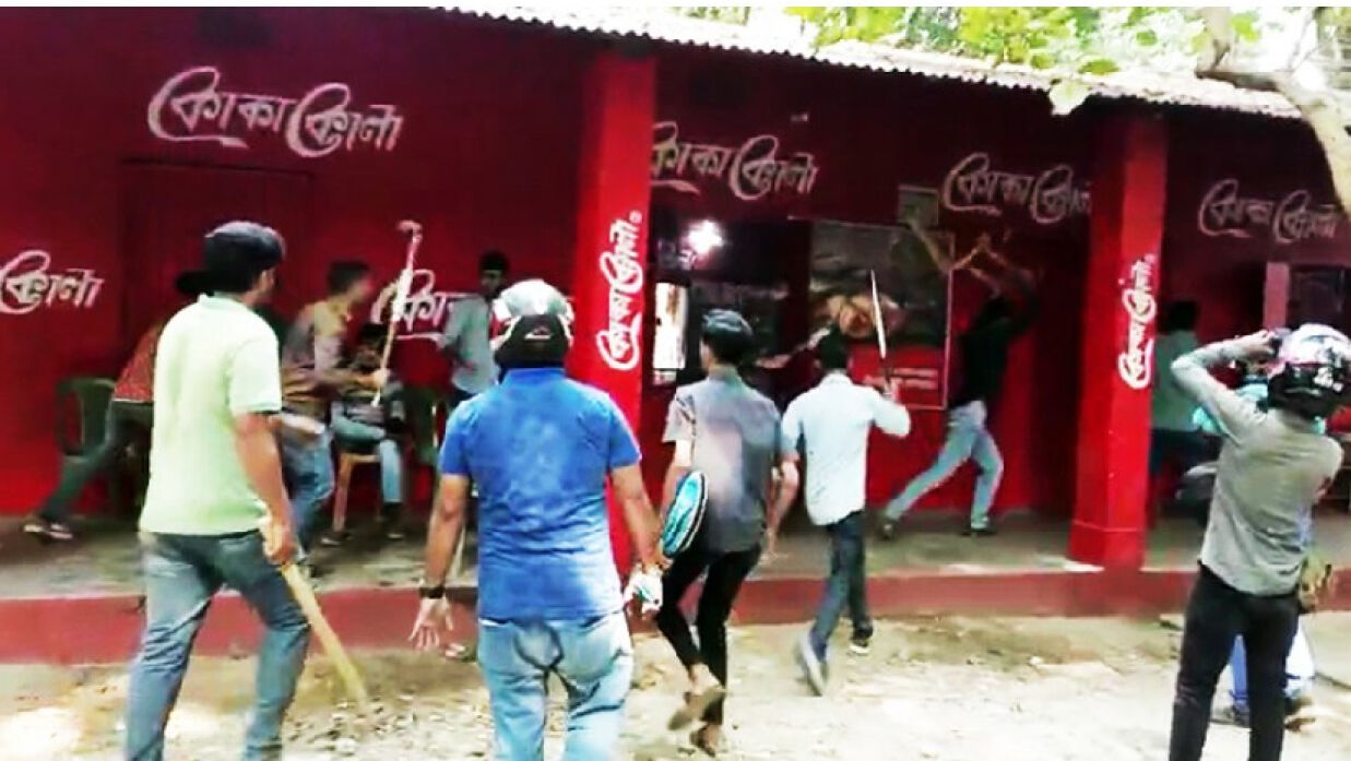 ছাত্রলীগের দুই গ্রুপের সংঘর্ষ। 
