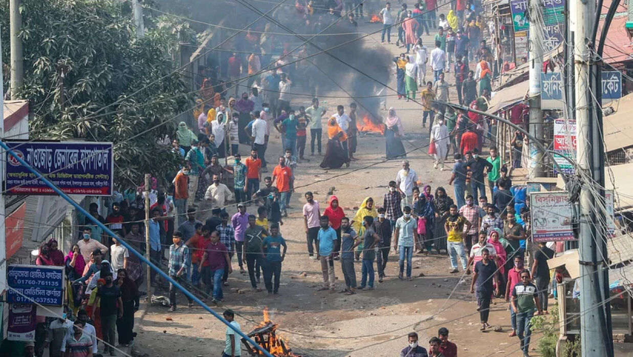 রাস্তায় আগুন জ্বালিয়ে বিক্ষোভ করে পোশাকশ্রমিকরা