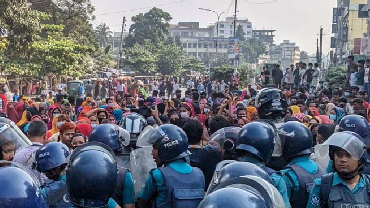 পোশকশ্রমিকদের নিয়ন্ত্রণে পুলিশ মোতায়ন করা হয়েছে