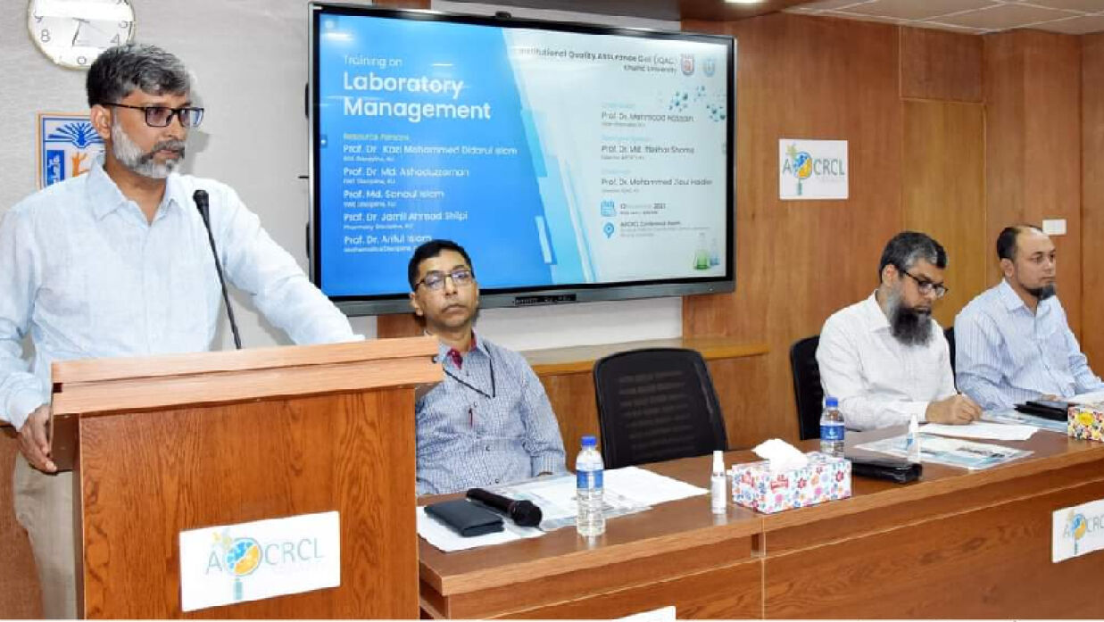 কর্মশালায় বক্তব্য রাখছেন খুবি উপাচার্য অধ্যাপক ড. মাহমুদ হোসেন