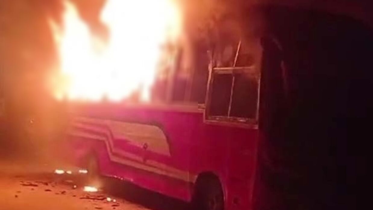 দাঁড়িয়ে থাকা বাসটিতে আগুন দেয় দুর্বৃত্তরা