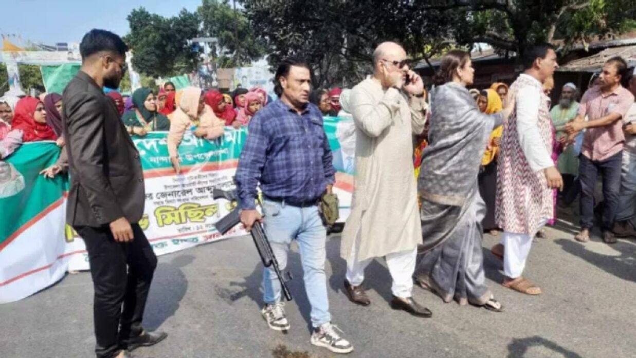 আওয়ামী লীগের মিছিলে শটগান হাতে এক যুবক