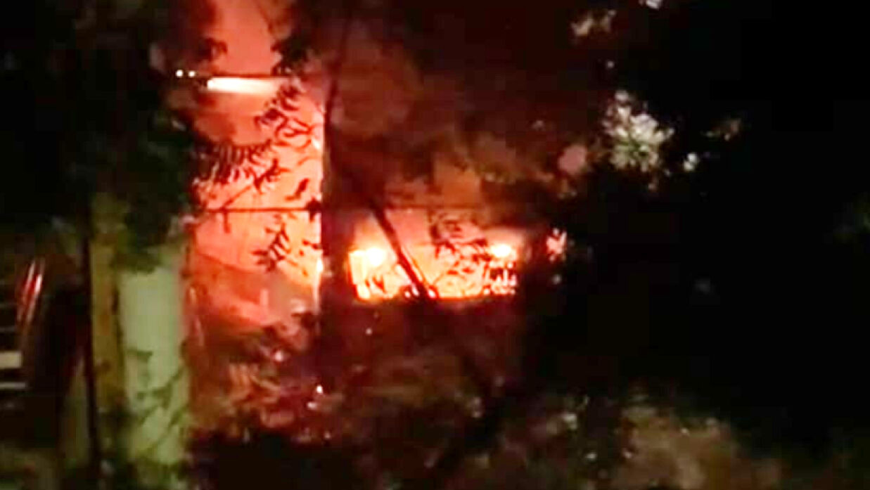ভোরে মিরপুর আবাসিক এলাকায় ইতিহাস পরিবহনের একটি বাসে আগুন দেওয়া হয়