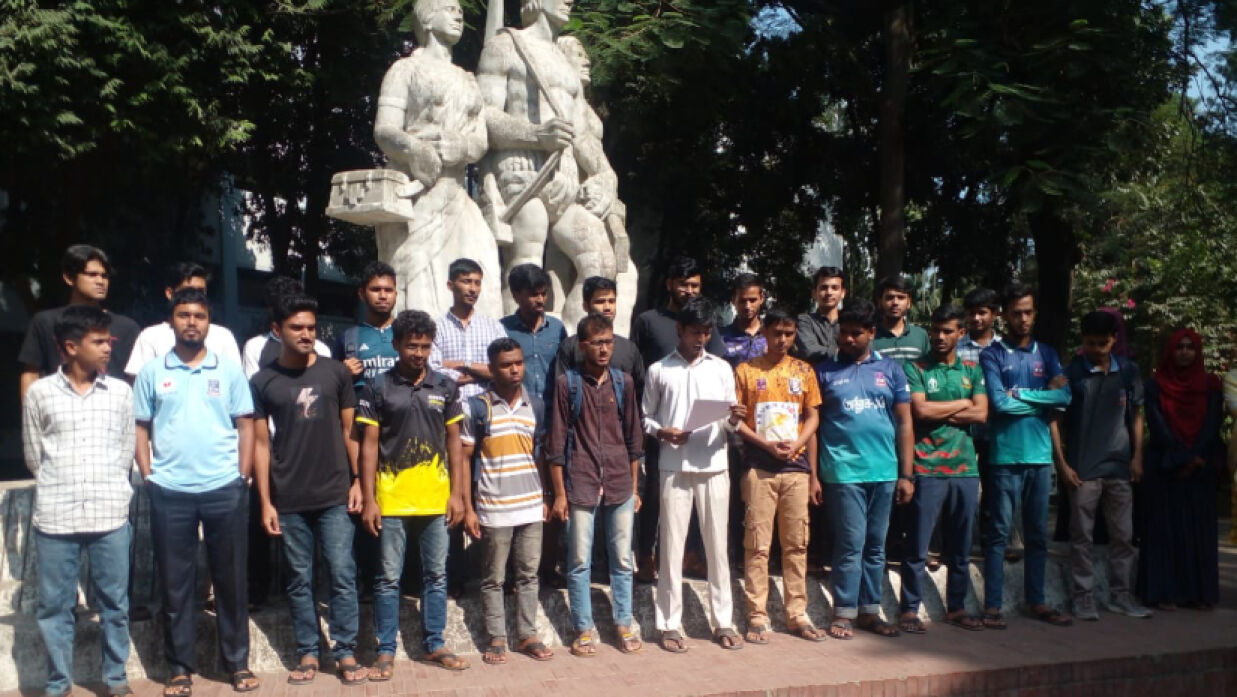 মানববন্ধনে বাংলা বিভাগের শিক্ষার্থীরা