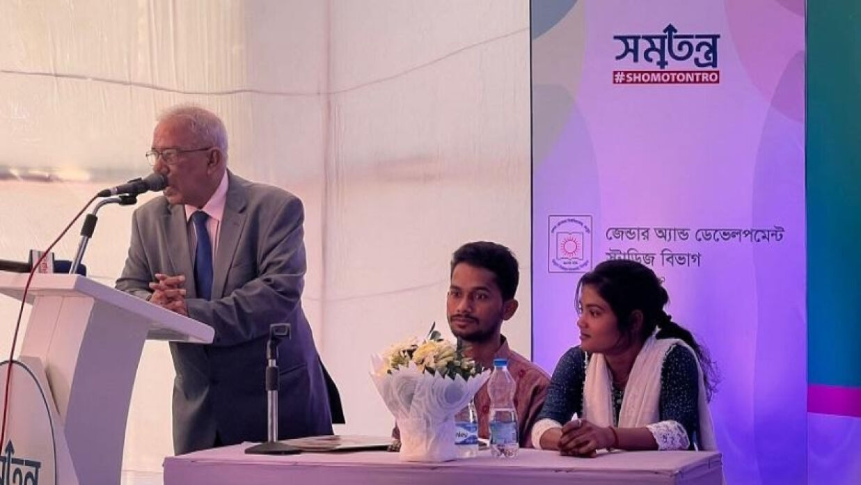 ভিসি প্রফেসর ড. হাসিবুর রশিদ বক্তব্যে রাখছেন