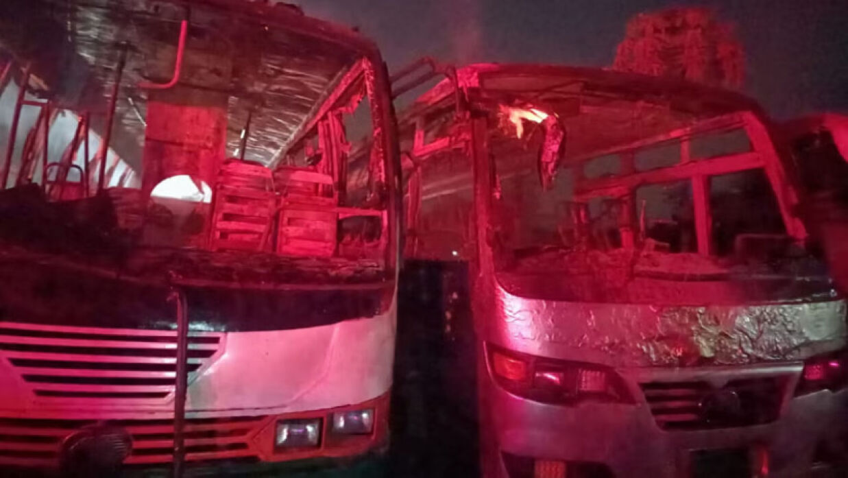 মিরপুরে দুর্বৃত্তদের দেওয়া আগুনে পুড়ে গেছে মানারাত ইন্টারন্যাশনাল ইউনিভার্সিটির দুটি বাস