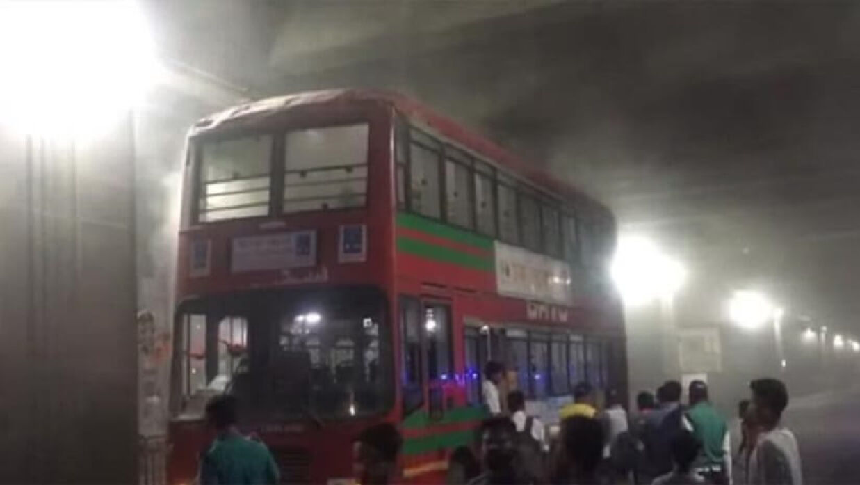 মিরপুর এলাকায় ঢাবির বাসে আগুন দেওয়ার চেষ্টা করেছিল দুর্বৃত্তরা