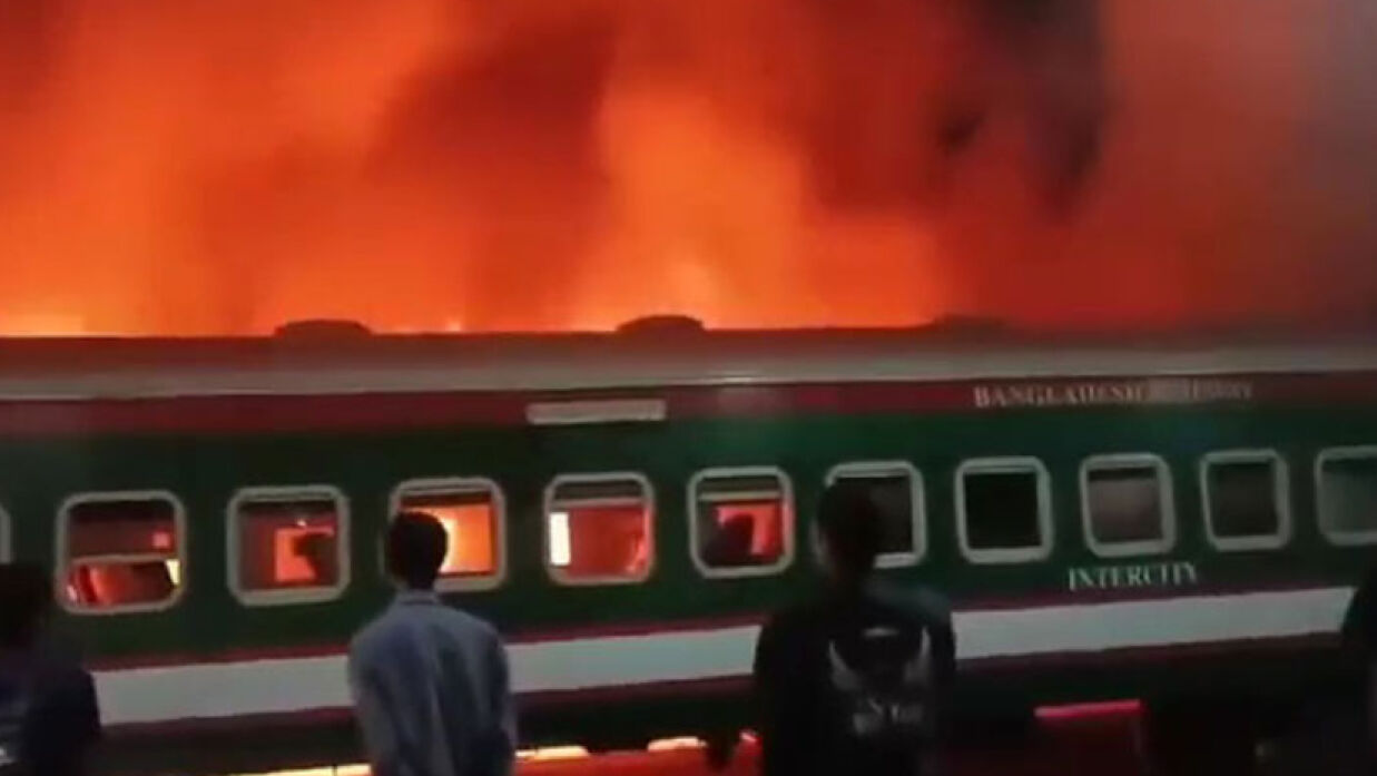 ট্রেনে আগুন