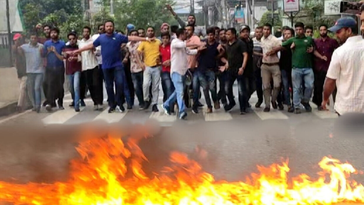 তেজগাঁওয় শিল্প এলাকায় রাস্তায় আগুন জ্বালিয়ে অবরোধ ও বিক্ষোভ করছে ছাত্রদলের নেতা-কর্মীরা