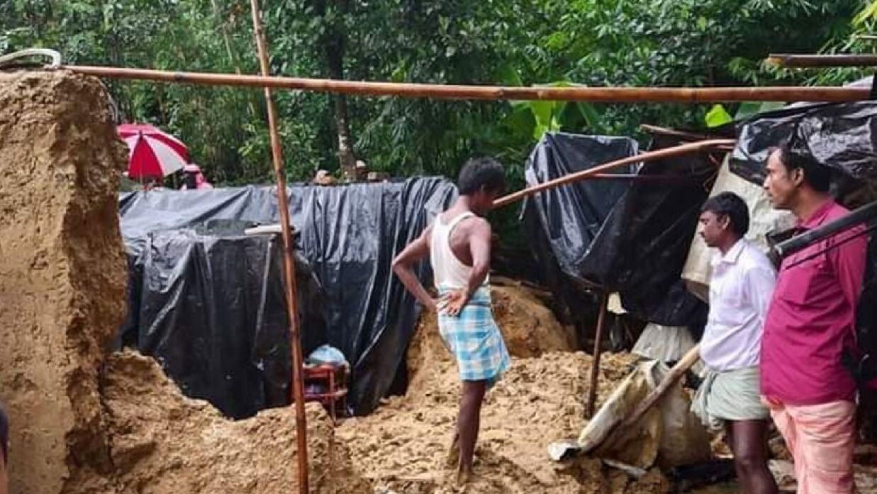 ধসে যাওয়া বাড়ি