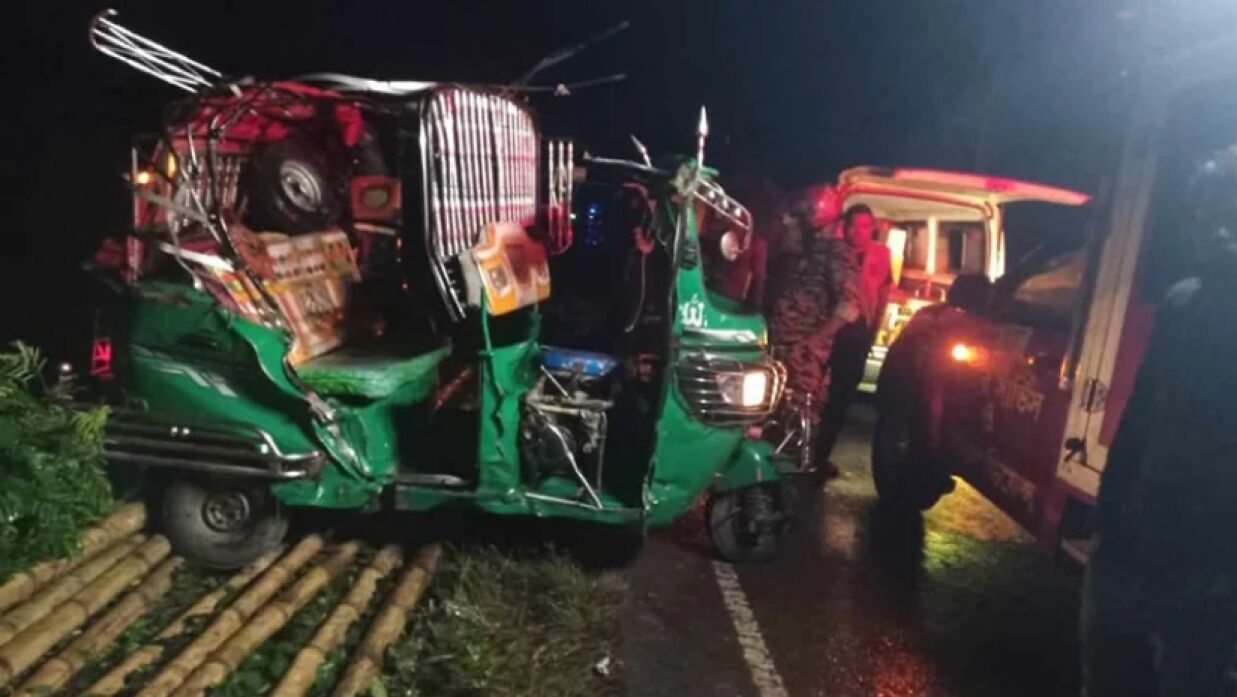 উদ্ধার কাজ করে ফায়ার সার্ভিস ও পুলিশ