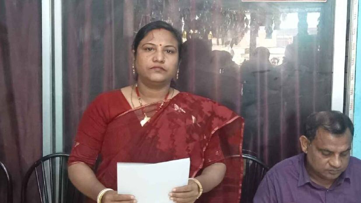 অধ্যক্ষ নয়ন চন্দ্র প্রামাণিকের বিরুদ্ধে মিথ্যা মামলার অভিযোগ এনে সংবাদ সম্মেলন করেছেন তার স্ত্রী বিথীকা সরকার