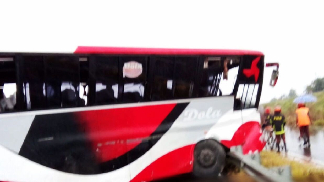নিয়ন্ত্রণ হারিয়ে বাসটি আইল্যান্ডে ধাক্কা দেয় 