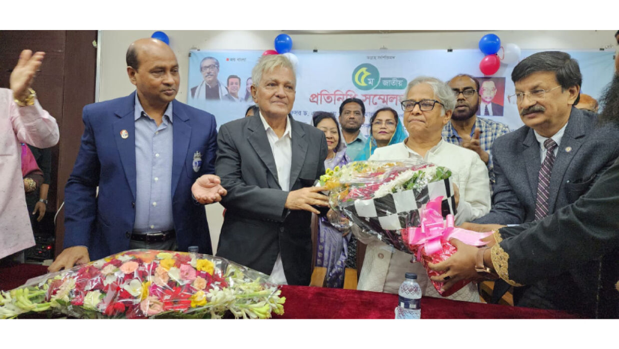 অধ্যাপক আখতারুজ্জামানকে ফুল দিয়ে শুভেচ্ছা জানানো হচ্ছে