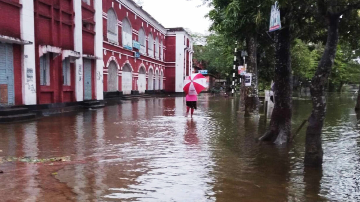 মিধিলির প্রভাবে পানিতে তলিয়ে গেছে বিএম কলেজ প্রাঙ্গণ 