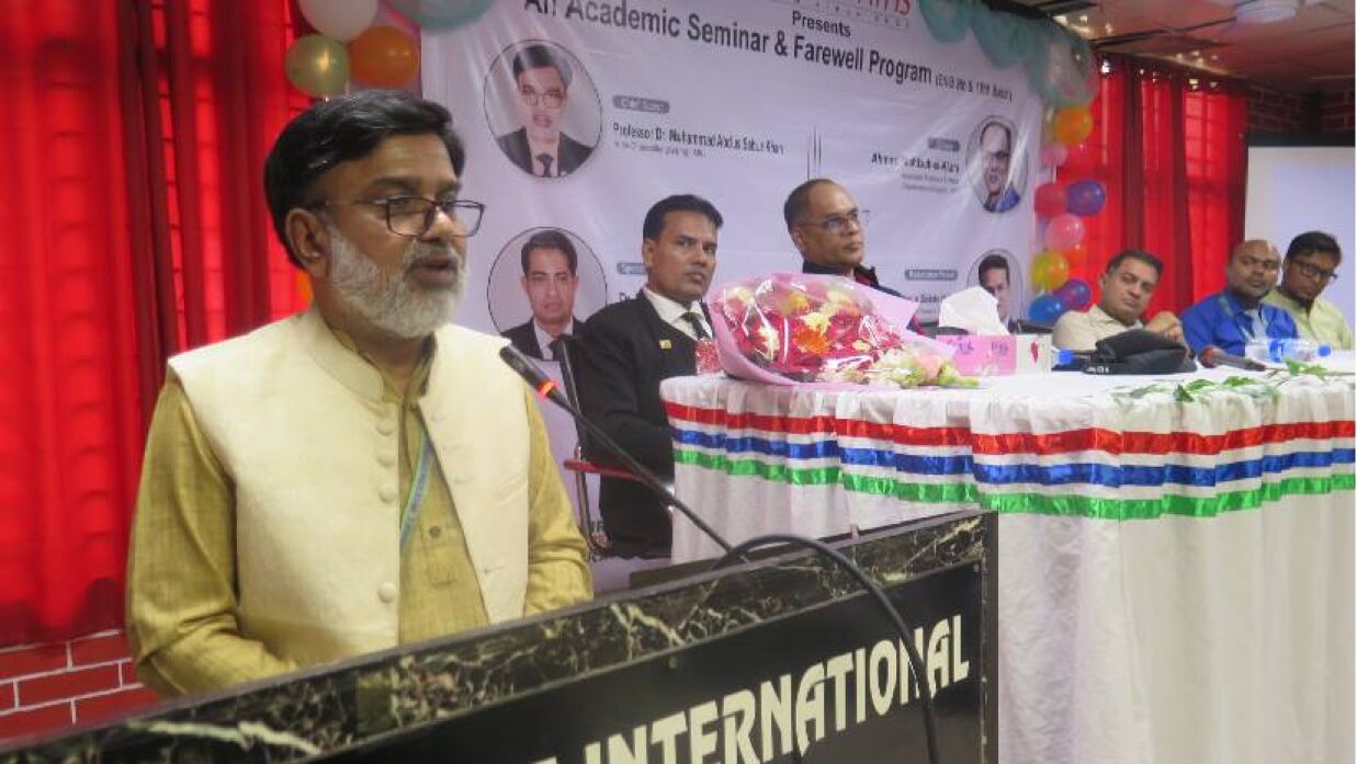 সেমিনারে বক্তব্য রাখছেন উপাচার্য অধ্যাপক ড. মুহাম্মদ আব্দুছ ছবুর খান