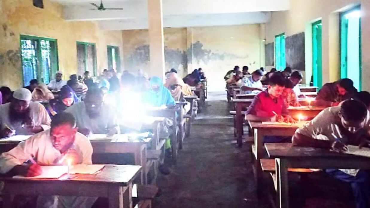 মোমবাতি জ্বালিয়ে পরীক্ষা দিলেন শিক্ষার্থীরা
