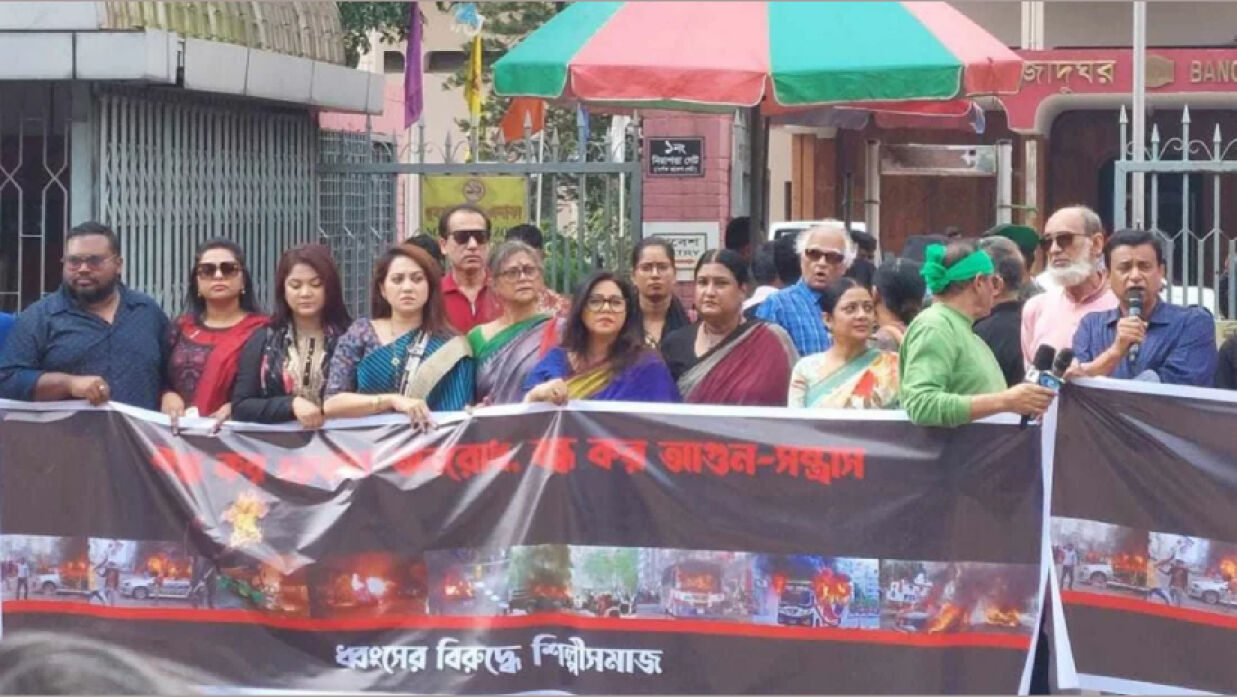 শাহবাগে মানববন্ধন করেন তারকারা।