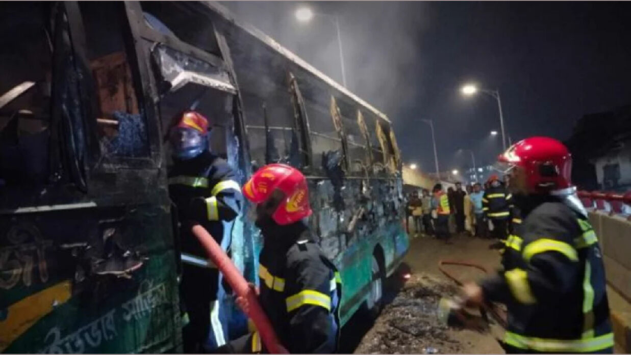 বাসে আগুন দেওয়ার ফায়ার সার্ভিসের কর্মীরা আগুন নেভানোর কাজ করছে। 