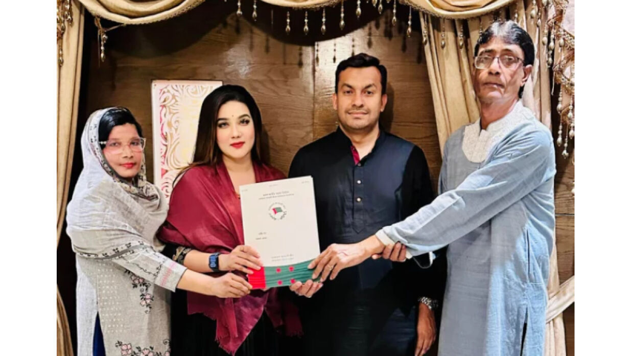 মনোনয়ন ফরম কিনেছেন চিত্রনায়িকা মাহিয়া মাহি