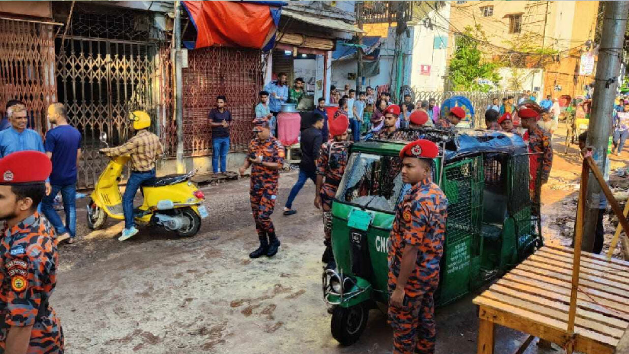 ককটেল বিস্ফোরণে সিএনজিচালিত অটোরিকশায় অগ্নিকাণ্ডের ঘটনা ঘটেছে রাজধানীর সিদ্দিকবাজার এলাকায়