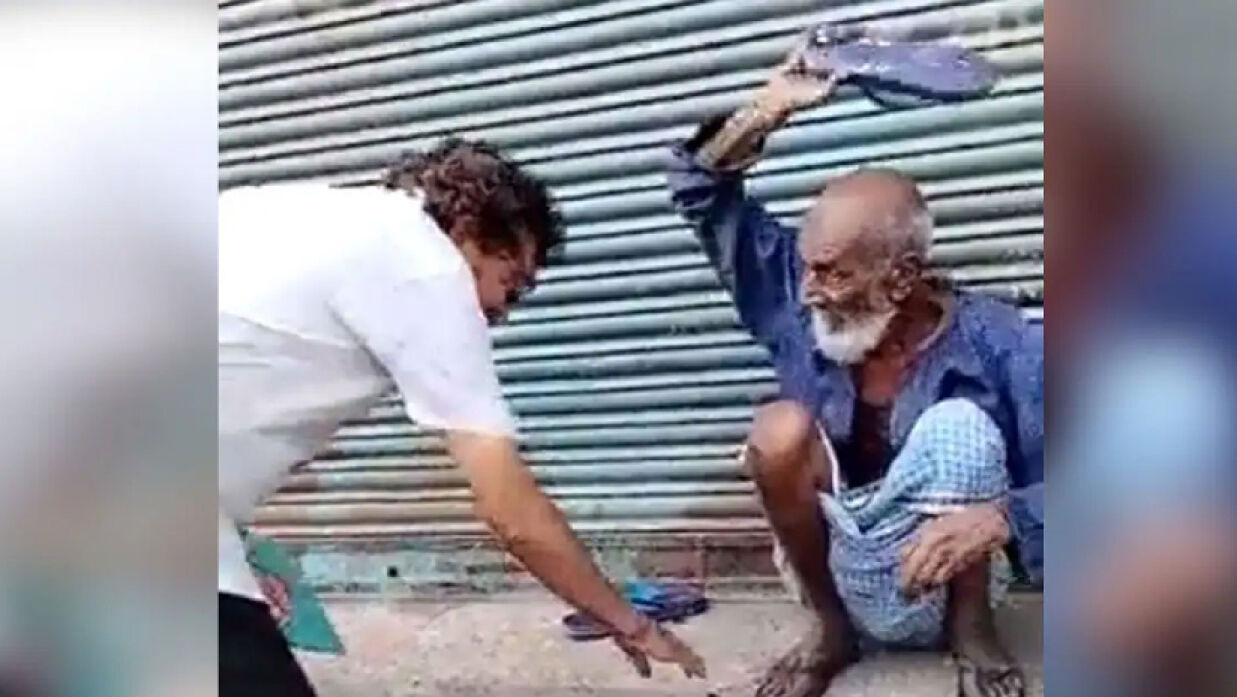 কংগ্রেস নেতাকে জুতা দিয়ে মারছেন ফকির বাবা
