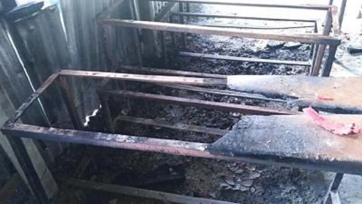 আগুনে পুড়ে যাওয়া বিদ্যালয়ের বেঞ্চ