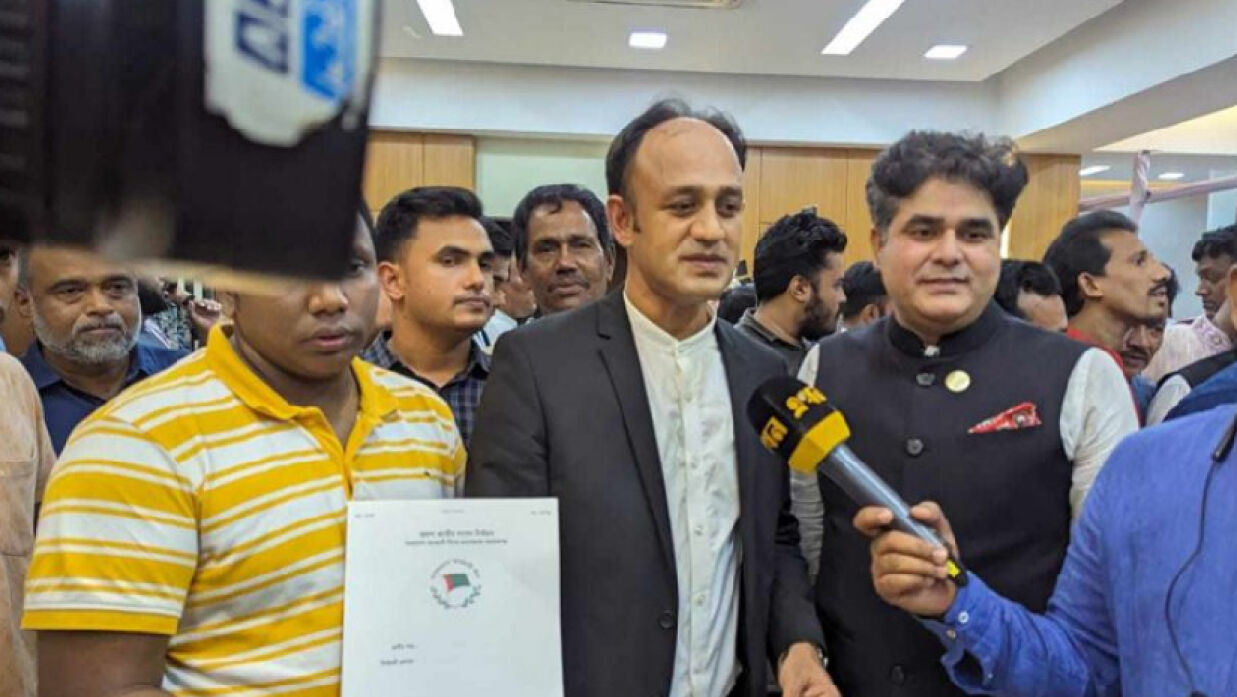 আওয়ামী লীগের দলীয় মনোনয়ন ফরম সংগ্রহ করেছেন ব্যারিস্টার সায়েদুল হক চৌধুরী সুমন