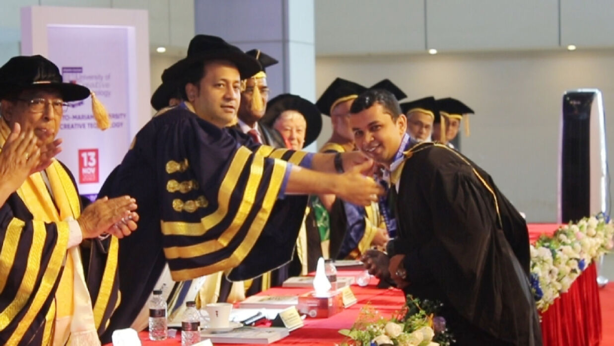 সমাবর্তনে ভাইস চ্যান্সেলর অ্যাওয়ার্ড নিচ্ছেন জুয়েল