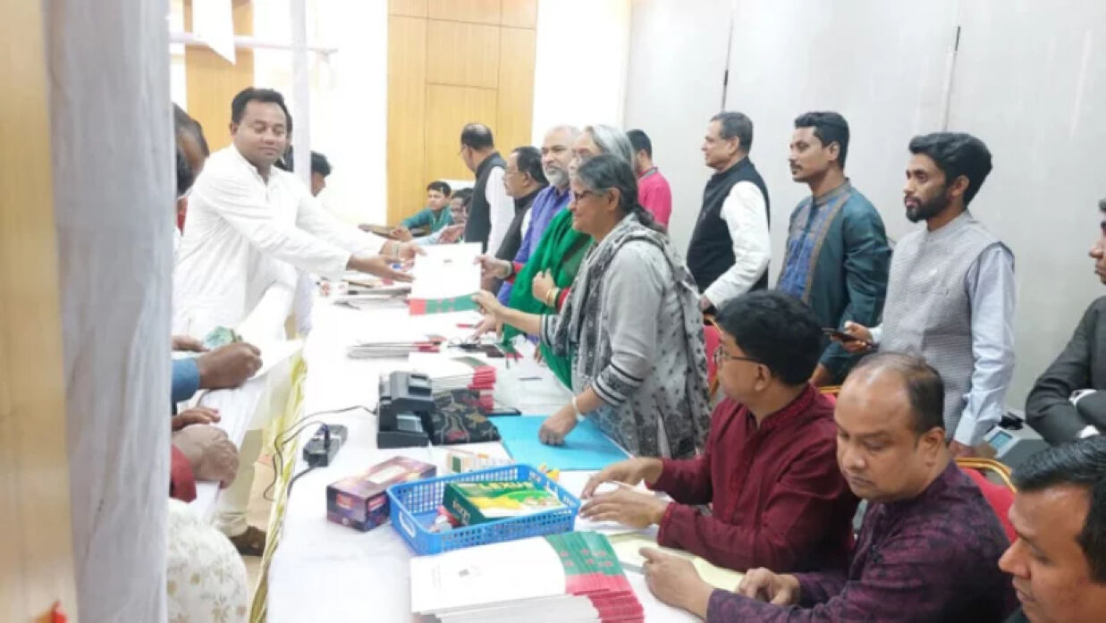 মনোনয়ন ফরম সংগ্রহ করছেন এক প্রার্থী