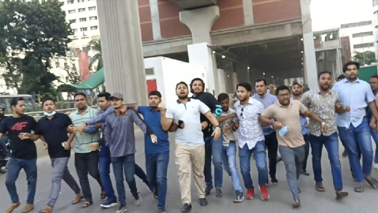 অবরোধের সমর্থনে ছাত্রদলের মিছিল।
