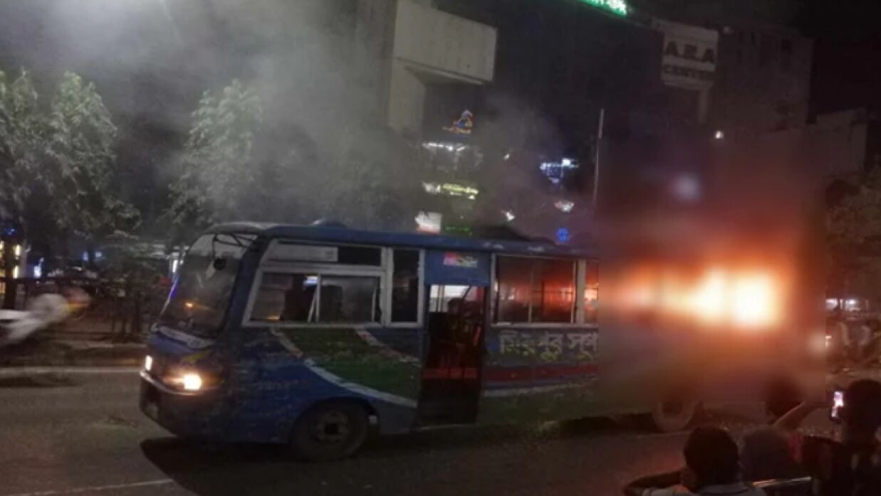 ধানমন্ডির মিরপুর রোডে একটি বাসে আগুন ধরিয়ে দেয় দুর্বৃত্তরা