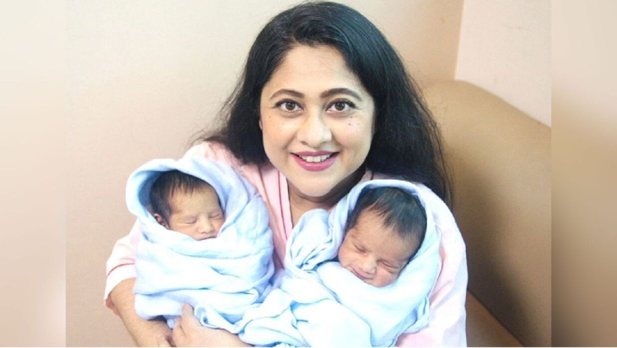 যমজ সন্তান কোলে নিয়ে সুমাইয়া শিমু